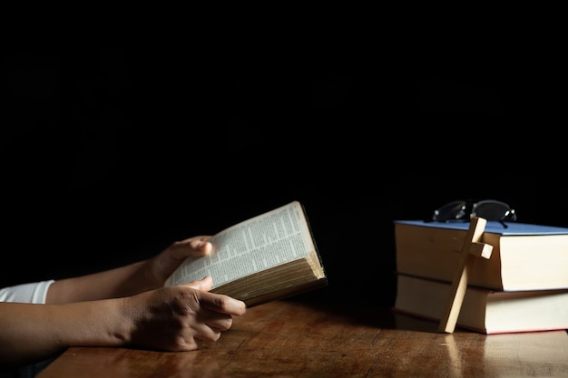 Christliche Frauen lesen die heiligen Schriften im Haus