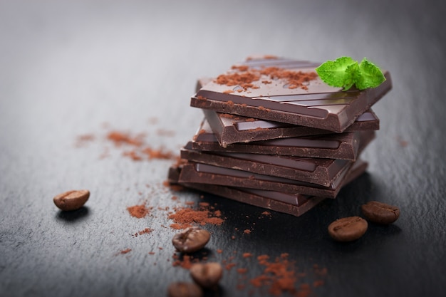 Chunks von Schokolade mit Kakaopulver