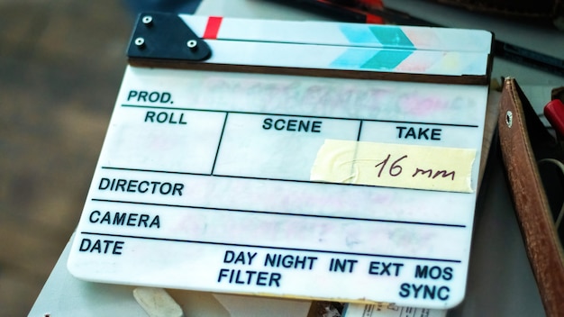 Kostenloses Foto clapper board mit aufkleber auf dem filmset