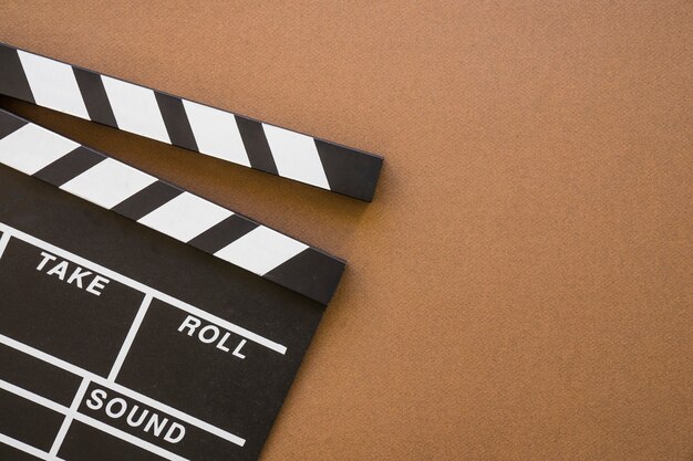 Clapperboard auf braunem Hintergrund