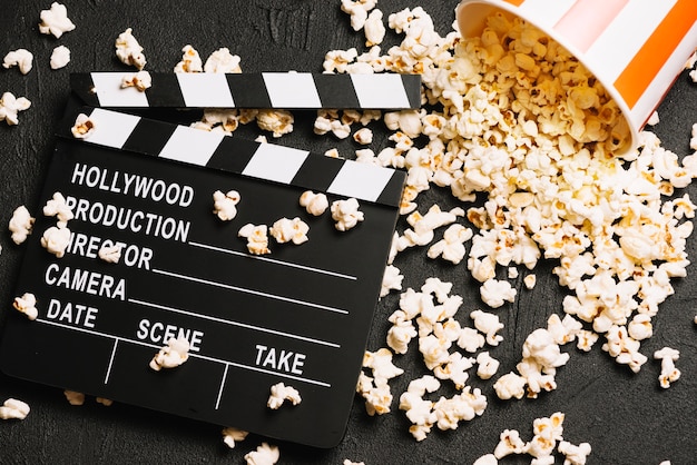 Clapperboard auf Popcorn aus Eimer