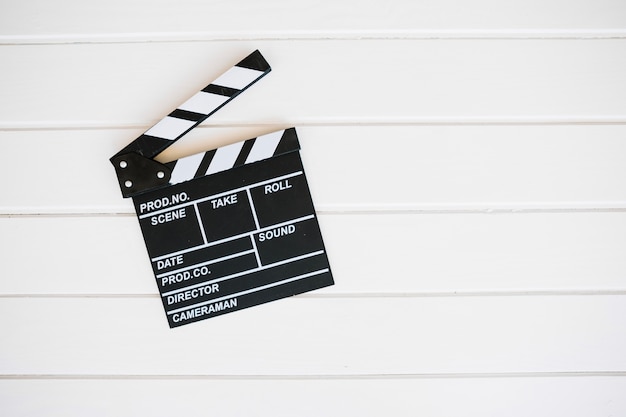 Kostenloses Foto clapperboard auf weißem hintergrund