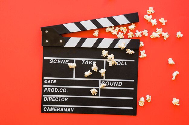 Clapperboard mit Popcorn drauf