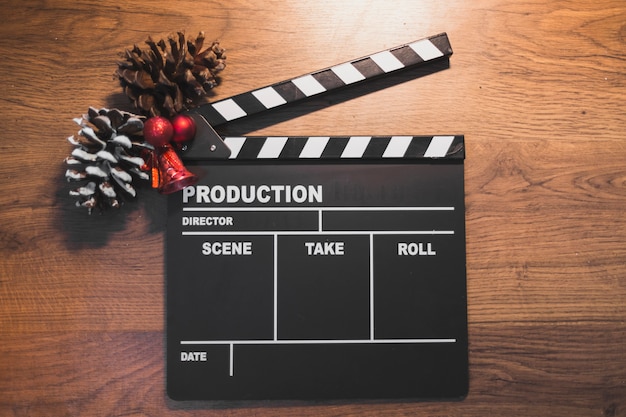 Clapperboard mit Weihnachtsdekoration