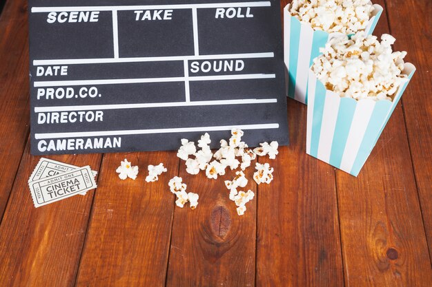 Clapperboard Tickets und Popcorn