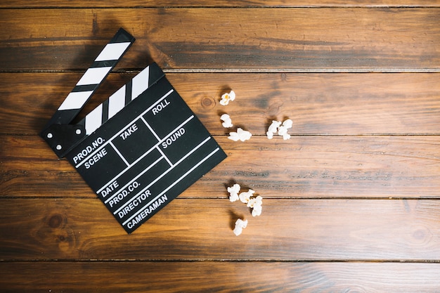 Clapperboard und knuspriges Popcorn