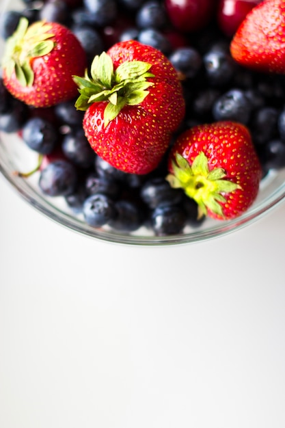 Close-up-Ansicht der Schüssel der verschiedenen Beeren