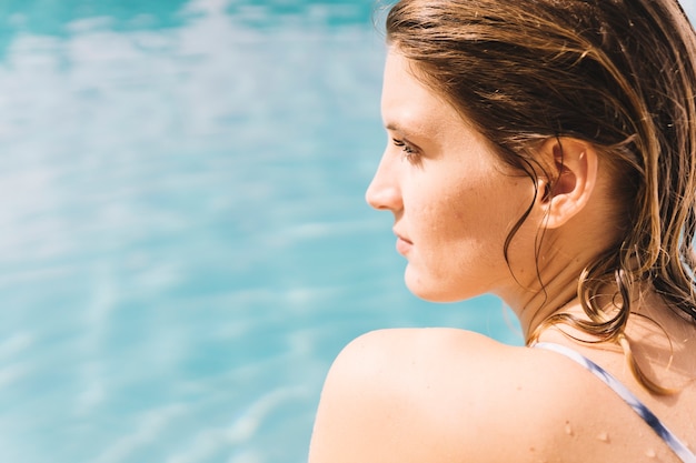 Close up Blick auf Frau sitzt am Pool