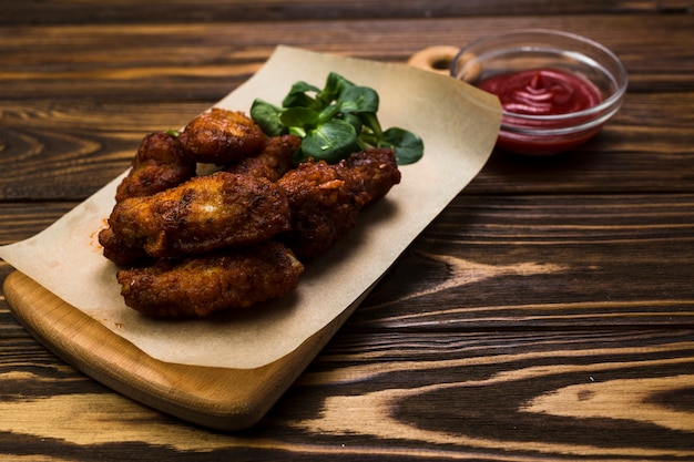 Close-up Chicken Wings und Soße