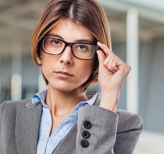 Close-up der Arbeitnehmer mit schwarzen Brille und kurzen Haaren