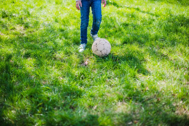 Close-up der Beine mit einem Ball