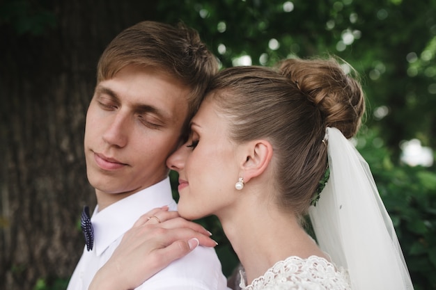 Close-up der Braut ihrem Mann umarmt