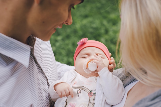 Close-up der Eltern mit ihrem schlafenden Baby