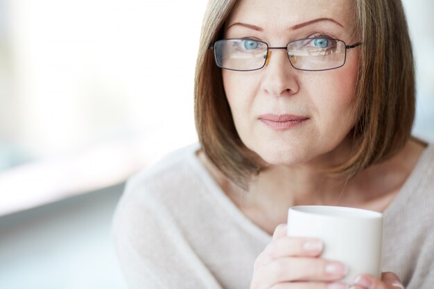 Close-up der Frau, die ein heißes Getränk zu trinken