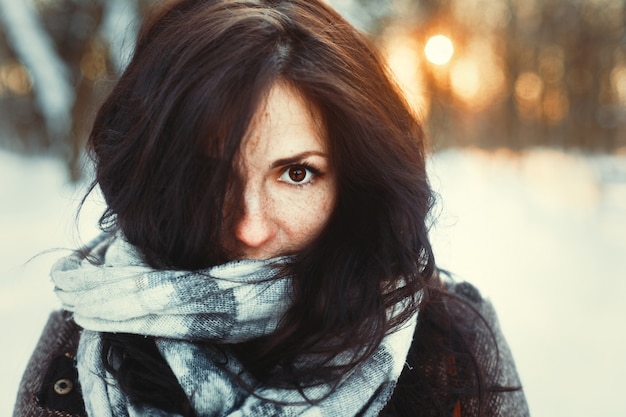 Kostenloses Foto close-up der frau gekleidet für kaltes wetter