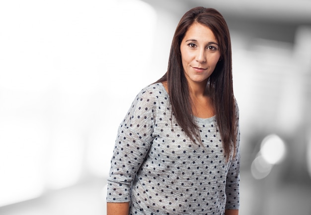 Close-up der Frau mit langen Haaren und Pullover