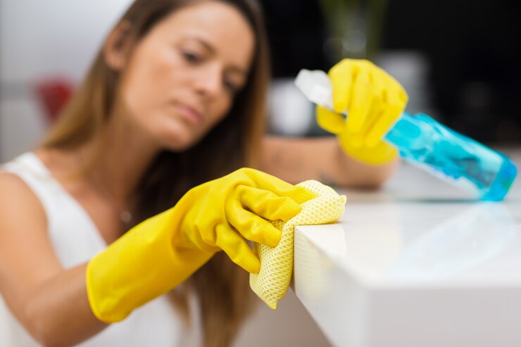 Kostenlose Foto close-up der frau wischen lack zähler