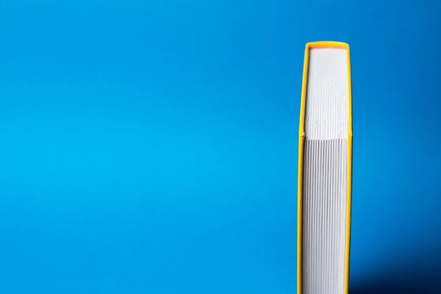 Close-up der gelben Buch mit blauem Hintergrund