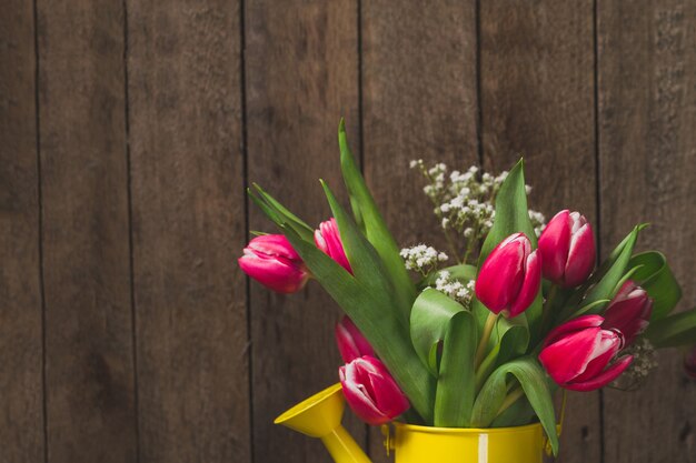 Close-up der Gießkanne mit Blumen