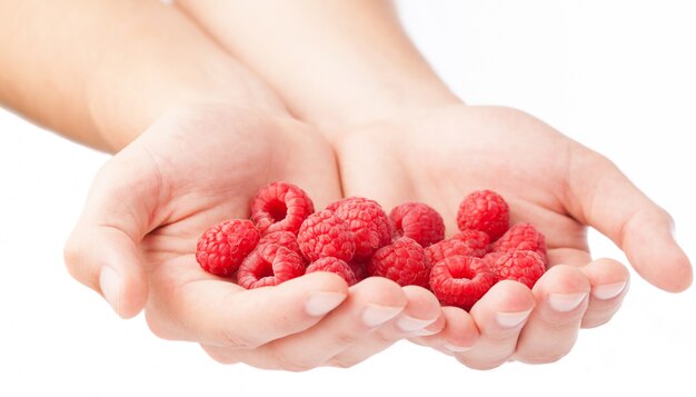 Close-up der Hände halten frische Himbeeren