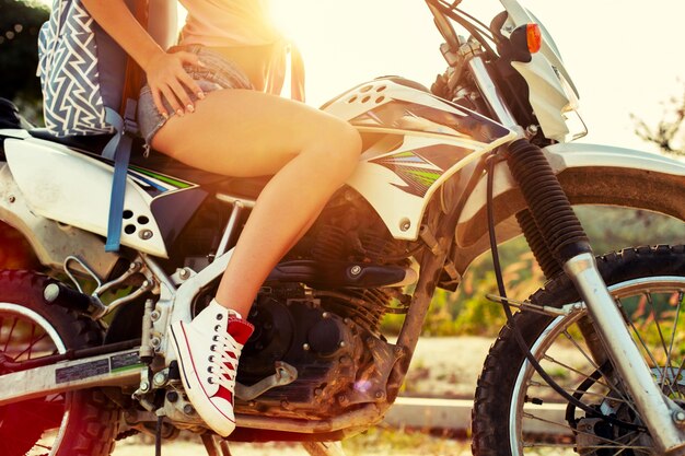 Close-up der jungen Frau auf einem Motorrad im Sommer sitzen