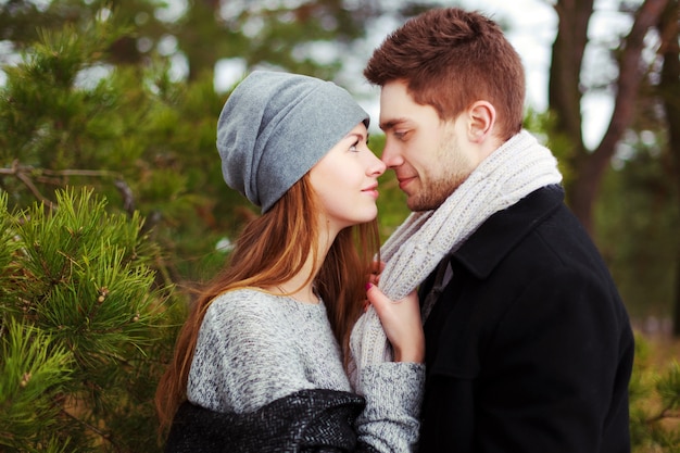 Close-up der jungen Frau ihren Freund Schal Grabbing