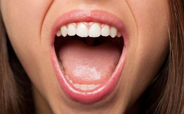 Close-up der Mädchen den Mund zu öffnen
