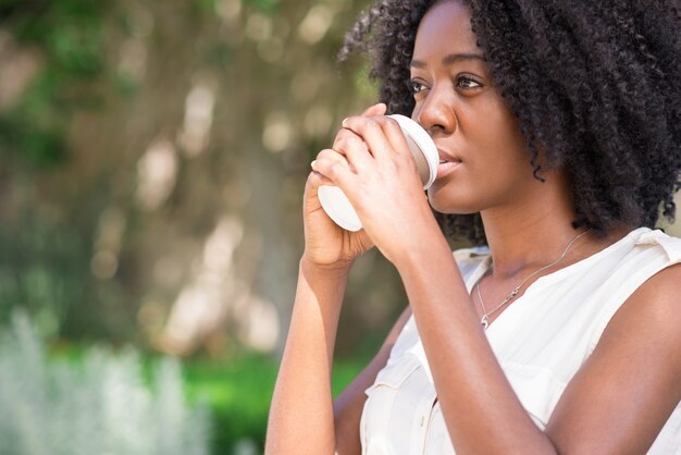 Close-up der nachdenklichen Frau Kaffee trinken