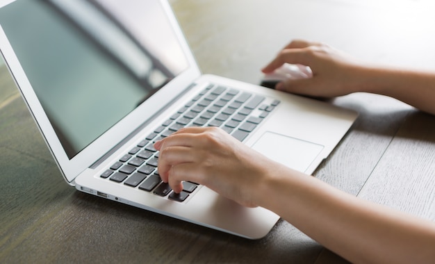 Close-up der Person mit Laptop