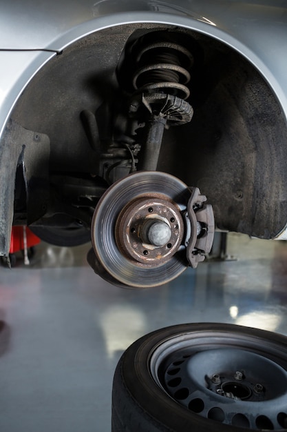 Close-up der Pkw-Reifen und Bremsscheiben
