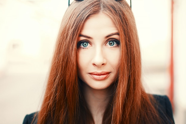 Close-up der rothaarigen Frau mit großen Augen