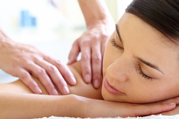 Close-up der ruhigen Frau eine Massage