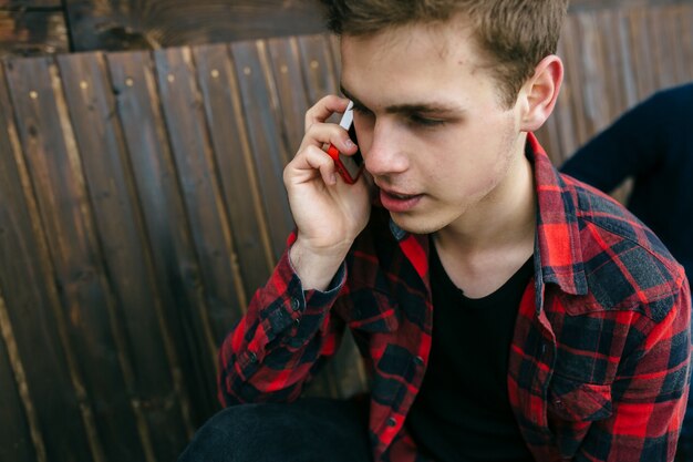 close-up der schönen Teenager am Telefon zu sprechen