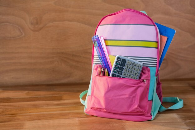 Close-up der Schultasche mit Bücher und Schreibwaren