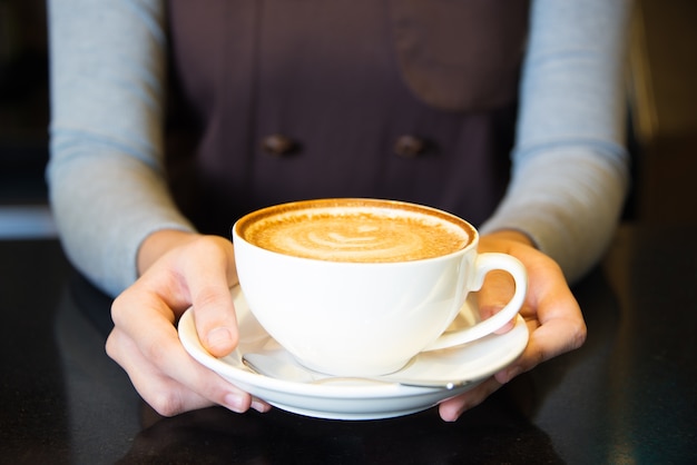 Close-up der weiblichen Hände halten Kaffeetasse