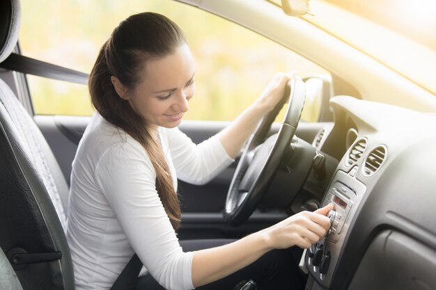 Close-up der weiblichen Hand ein Auto zu starten