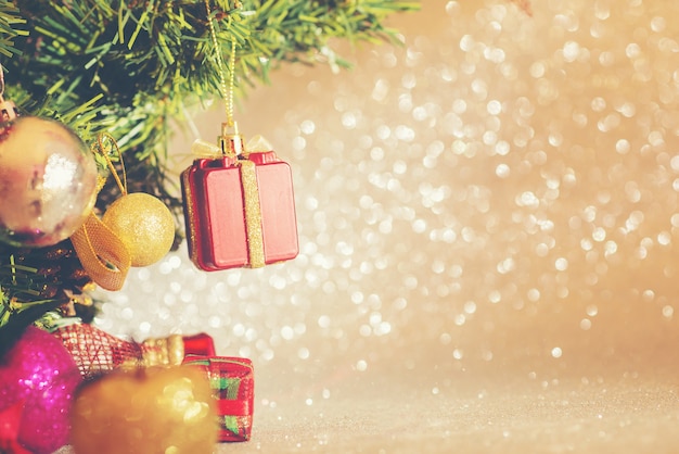 Close-up der Weihnachtsbaum mit bunten Dekoration