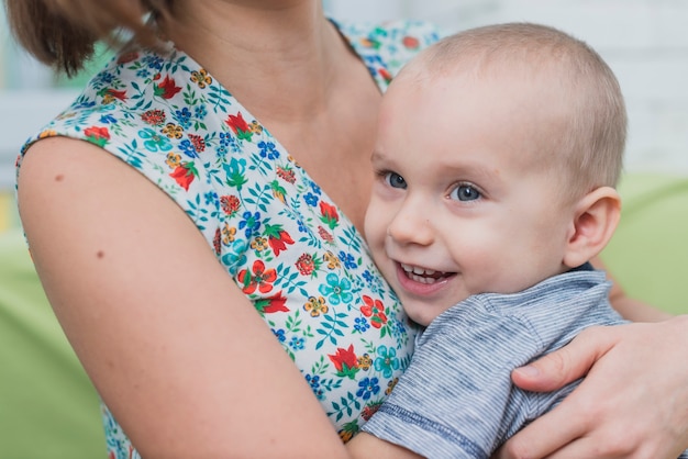 Close-up des Jungen neben seiner Mutter lachen