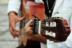 Kostenloses Foto close-up des menschen, gitarre zu spielen