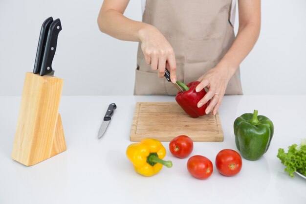 Close-up Frau entfernt Samen aus Paprika