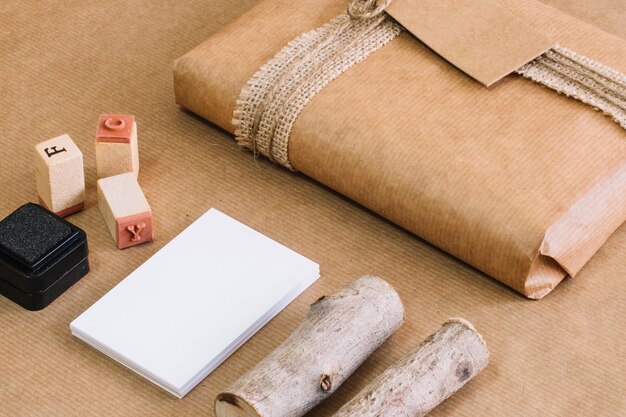 Close-up Holz und Briefmarken in der Nähe von Gegenwart