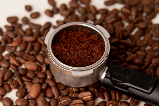 Close-up Kaffeepulver und Bohnen