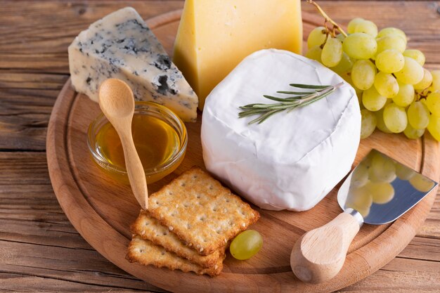 Close-up leckeren Käse und Snacks auf einem Tisch