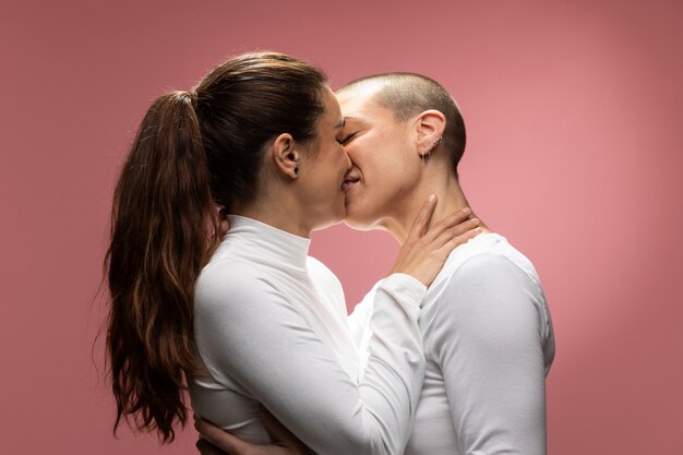 Close up lesbisches Paar küssen