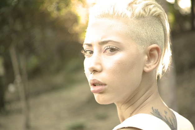 Close-up of blonde Frau mit Tattoo auf dem Rücken