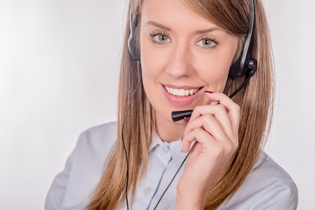 Close-up Portrait eines Kundendienst-Agenten sitzen im Büro