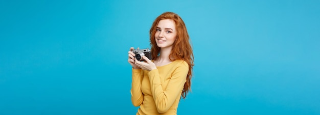 Close up Portrait junge schöne attraktive Ingwer Mädchen glücklich lächelnd mit Vintage-Kamera und bereit