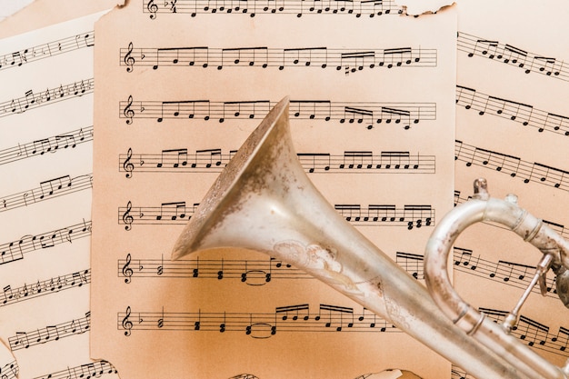 Kostenloses Foto close-up trompete auf noten