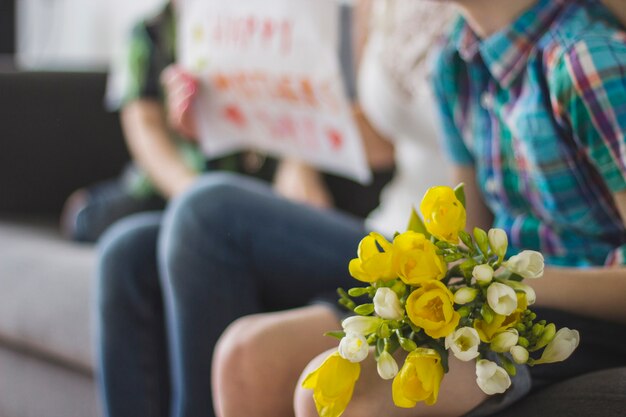 Close-up von Bouquet für Muttertag mit unscharfen Hintergrund