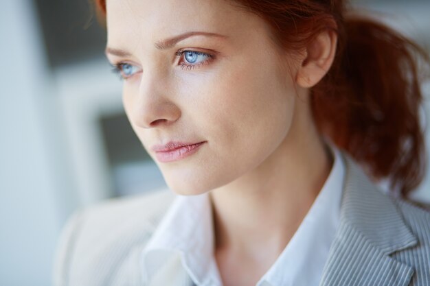 Close-up von Business-Frau mit blauen Augen